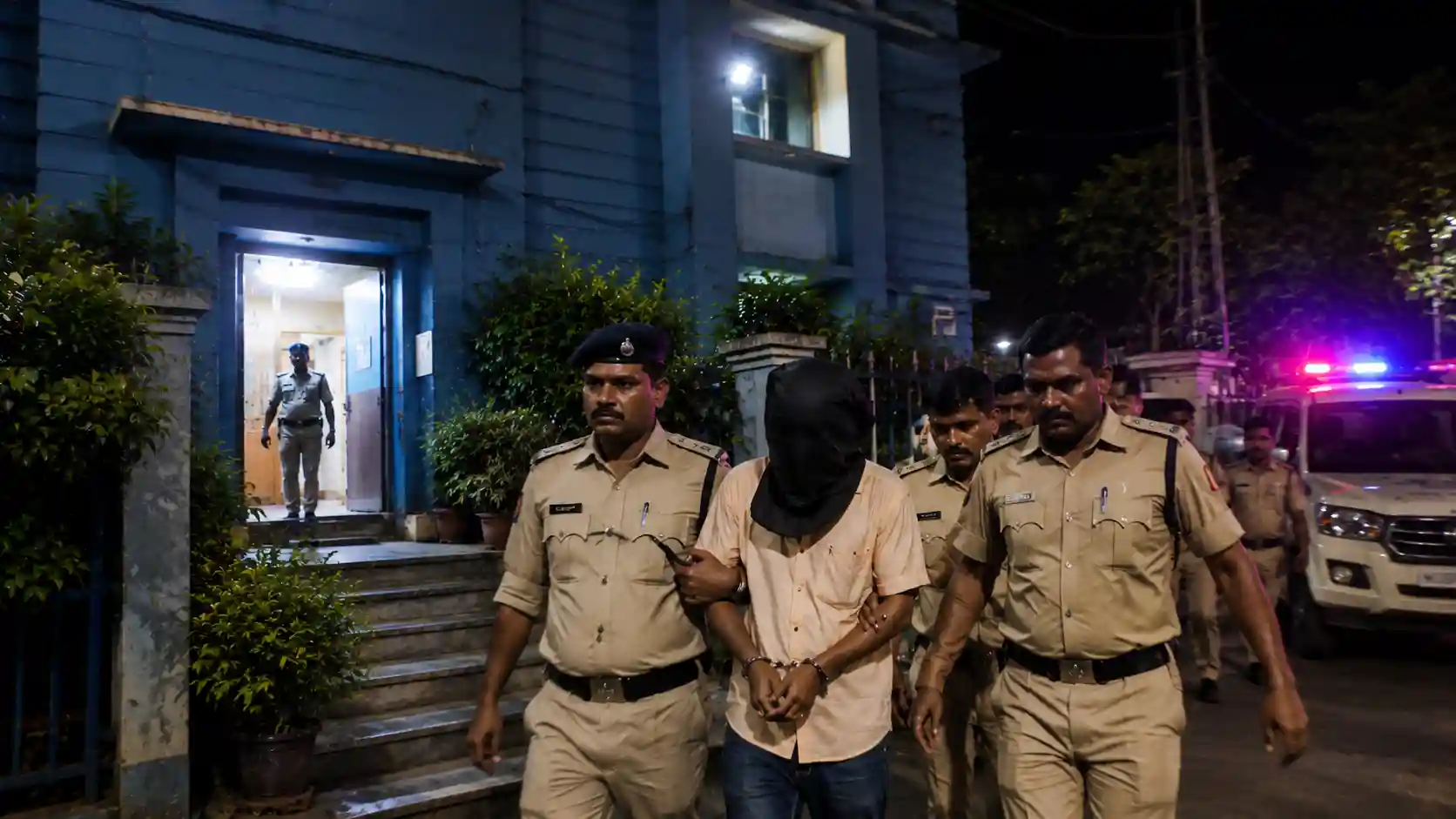 প্রধানমন্ত্রী ও স্বরাষ্ট্রমন্ত্রীকে কুরুচিকর ভাষায় গালিগালাজ! বেলঘরিয়ায় গ্রেফতার কারখানা কর্মী